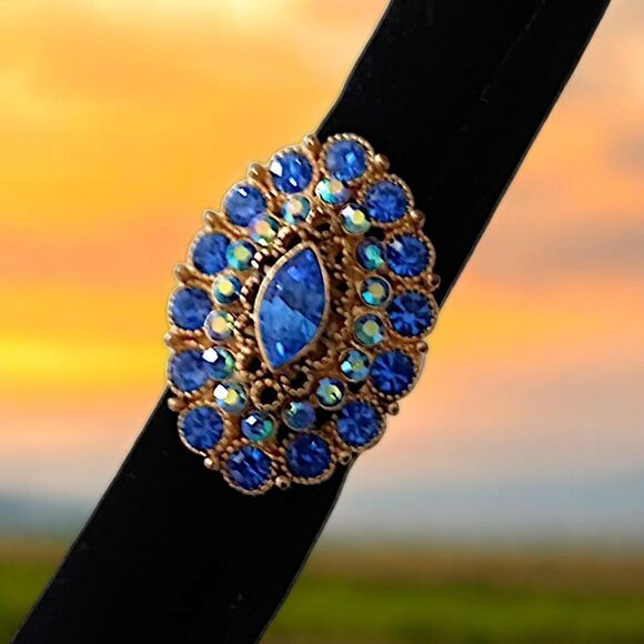 Rhinestone Large Cocktail Ring 6.75 Gold Tone Statement Medieval Mermaid Fairy. - Picture 9 of 16